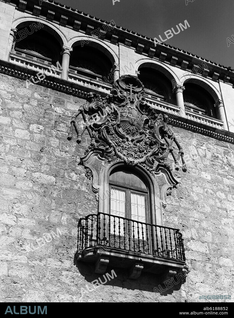 BLASON DEL PALACIO ARZOBISPAL DE ALCALA DE HENARES - SIGLO XVIII - FOTOGRAFIA EN BLANCO Y NEGRO - AÑOS 60.