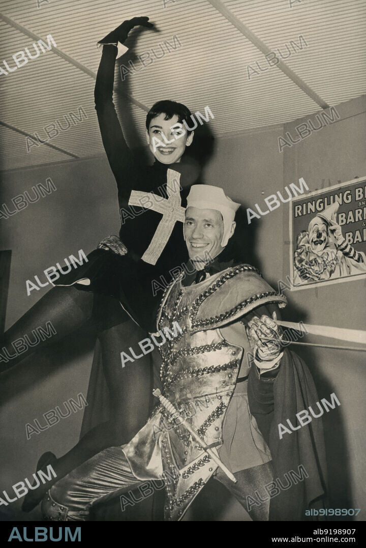 Audrey Hepburn (1929-1993), actriz de cine, modelo y bailarina británica, junto a su esposo Mel Ferrer (1917-2008), actor, director y productor de cine norteamericano.