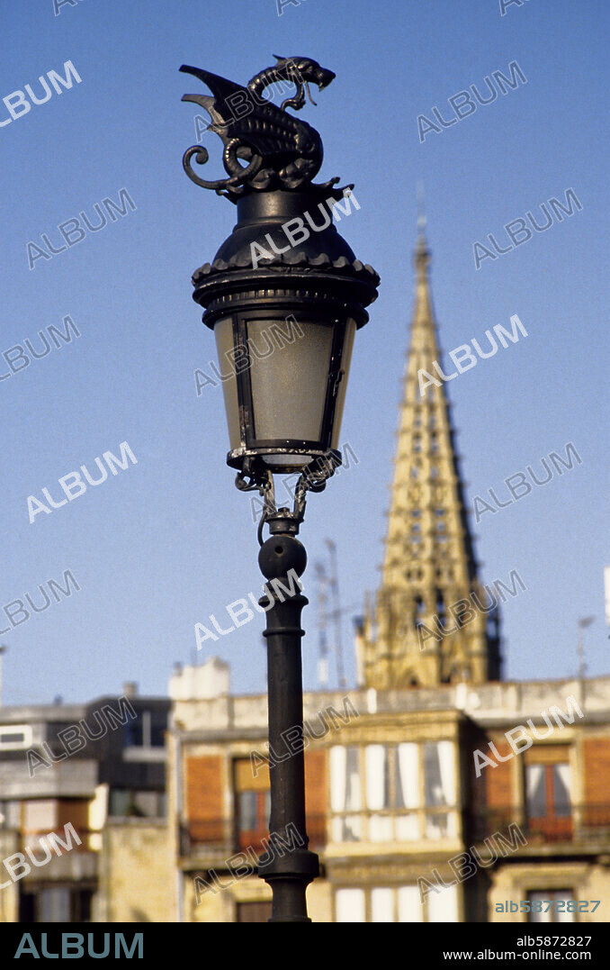 Saint-Sébastien/Donostia ; réverbère du pont María Cristina et Cathédrale.