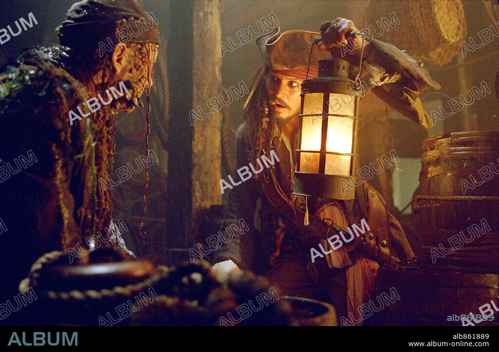 JOHNNY DEPP et STELLAN SKARSGARD dans PIRATES OF THE CARIBBEAN: DEAD MAN'S CHEST, 2006, réalisé par GORE VERBINSKI. Copyright DISNEY ENTERPRISES / MOUNTAIN, PETER.