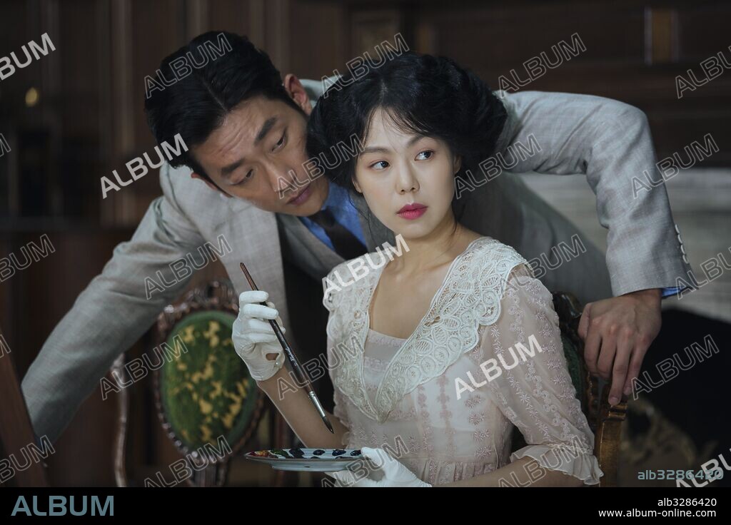 JUNG-WOO HA and KIM MIN-HEE in THE HANDMAIDEN, 2016 (AH-GA-SSI), directed by PARK CHAN-WOOK. Copyright MOHO FILM/YONG FILM.