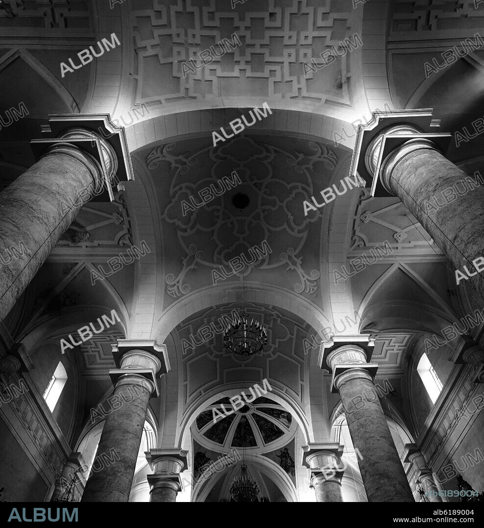 JUAN GOMEZ DE MORA (1586-1646). INTERIOR DE LA CATEDRAL DE SANTA MARIA MAGDALENA - SIGLO XVII -BARROCO ESPAÑOL - FOTOGRAFIA EN BLANCO Y NEGRO - AÑOS 60 -.