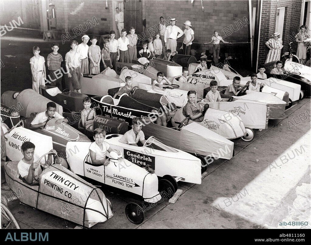 Course de voitures a pedales, ou caisses a savon , de fabrication maison, avec garcons adolescents ou enfants dans les voitures, sur la ligne de depart. Annees 30 aux USA, Etats Unis vers 1930. A noter, des enfants nioirs parmi les competiteurs. photo tirage argentique. Collection AVANT DEMAIN/KHARBINE TAPABOR.