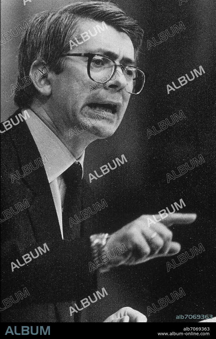 OSCAR ALZAGA VILLAMIL, JURISTA ESPAÑOL Y DIPUTADO POR MADRID ENTRE 1977 Y 1986, PRESIDIO EL PARTIDO DEMOCRATA POPULAR, 1987.