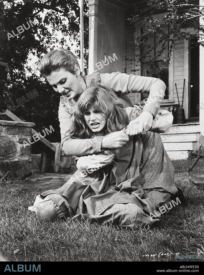 INGA SWENSON and PATTY DUKE in THE MIRACLE WORKER, 1962, directed by ARTHUR PENN. Copyright UNITED ARTISTS.