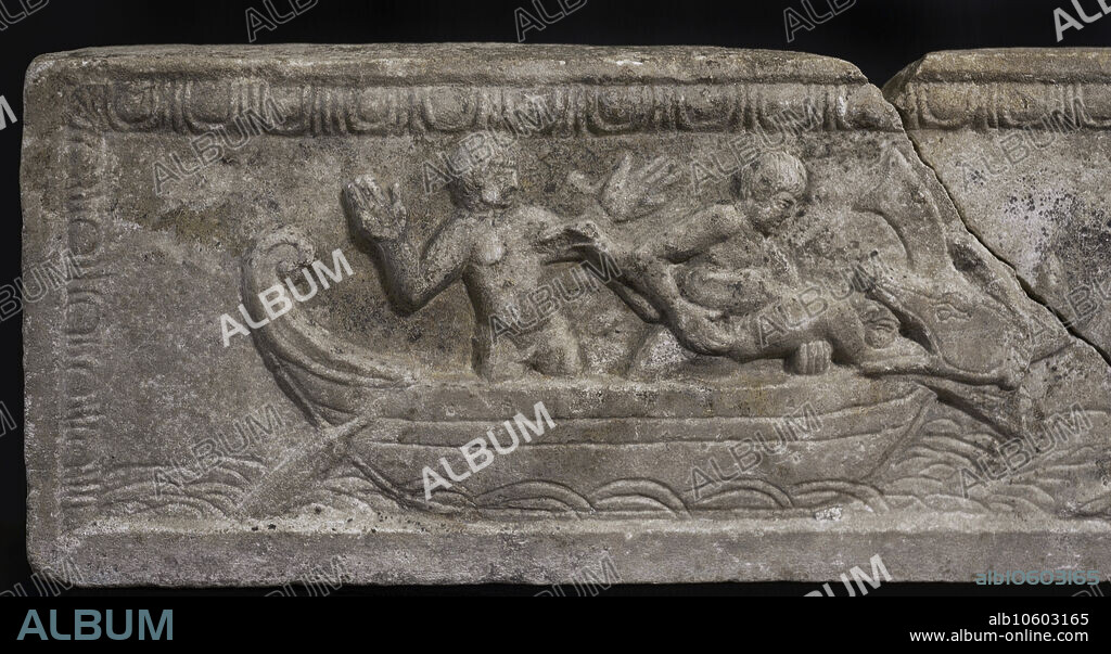 Sárcofago de Jonás. Tapa de sarcófago de un individuo adulto que fue reutilizada como parte de la cubierta de una tumba de una necrópolis visigoda. En ella se representa el ciclo del profeta Jonás, en tres escenas consecutivas a lo largo de todo el frente. Detalle del fragmento en que se muestra a Jonás arrojado al mar y tragado por la ballena. Mármol blanco de Estremoz. Finales del siglo IV. Procede de la villa romana de Carranque, provincia de Toledo. Museo de los Concilios y la Cultura Visigoda. Toledo. Castilla-La Mancha. España.