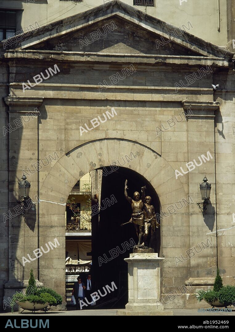 CATALUÑA. LLEIDA. Vista de la puerta de entrada a la ciudad vieja con el MONUMENTO A INDIBIL Y MANDONIO, caudillos de la tribu de los ilergetes. Comarca del Segrià.
