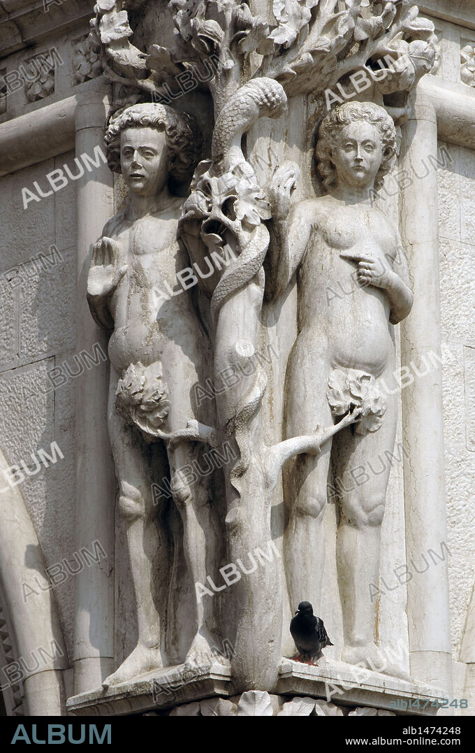 EL PECADO ORIGINAL. ADAN Y EVA TENTADOS POR LA SERPIENTE. Detalle de las esculturas que decoran el Palacio Ducal o de los Dogos (ss. XIV-XV). Venecia. Italia.