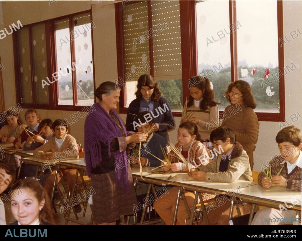 22 marzo 1982. Rescate de una artesanía en la Escuela. En el colegio Vicente Aleixander los alumnos de pretecnología aprenden a trabajar la palma, una artesanía de mucha tradición. Una antigua artesana, invitada por el centro acude a dar la clase.