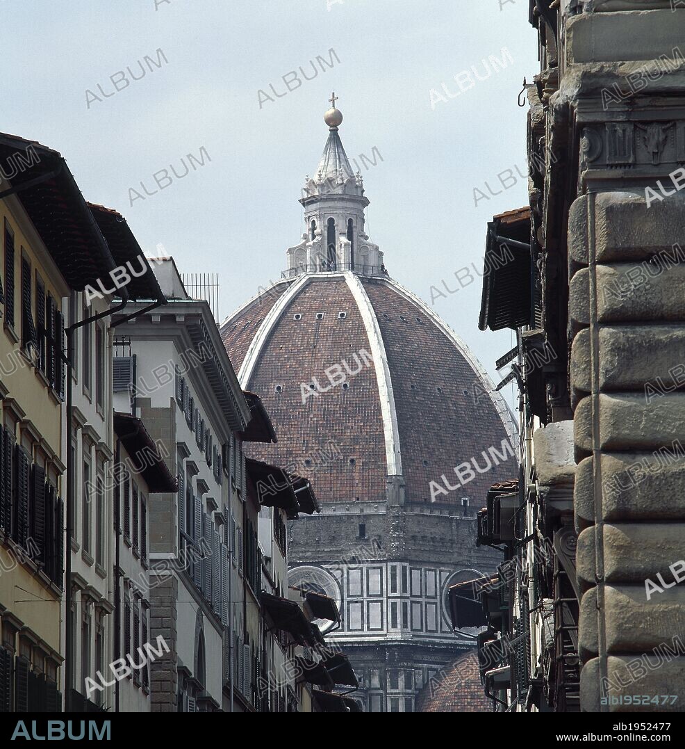 ITALIA. FLORENCIA. Vista general de la CUPULA de SANTA MARIA DEL FIORE o DUOMO, desde la Via dei Servi. Fue realizada entre 1445 y 1461 por Filippo BRUNELLESCHI. La Toscana.