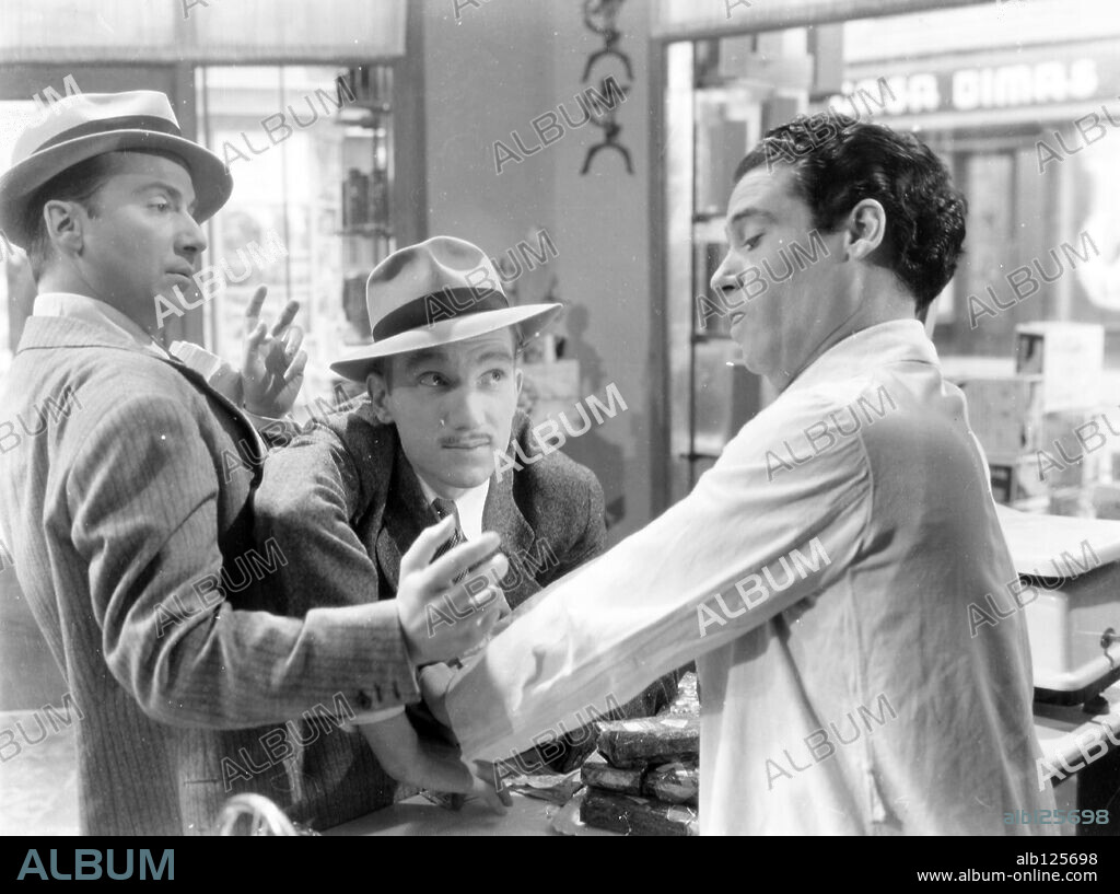 FERNANDO FERNAN GOMEZ y RAFAEL DURAN en EL DESTINO SE DISCULPA, 1945, dirigida por JOSE LUIS SAENZ DE HEREDIA. Copyright SERAFIN BALLESTEROS.
