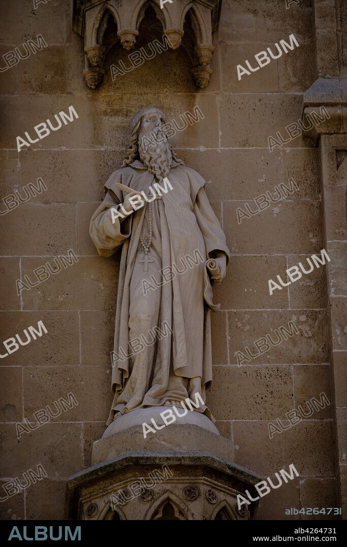 Ramon Llull, escultura en la fachada de la catedral de Mallorca. Palma, ,Mallorca, balearic islands, Spain.