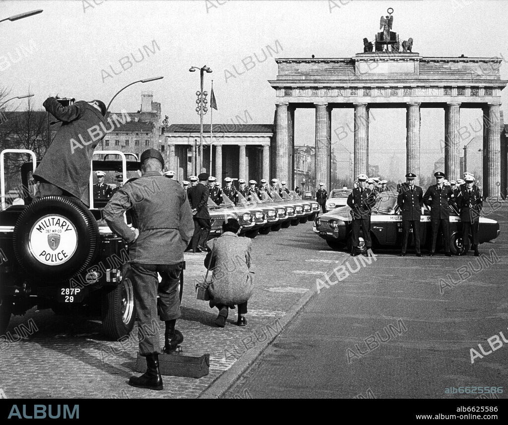 20 cars of the US military police and their cres have lined up for a group photo in front of Brandenburger Tor in Berlin on 10th March 1961. 10/03/1961