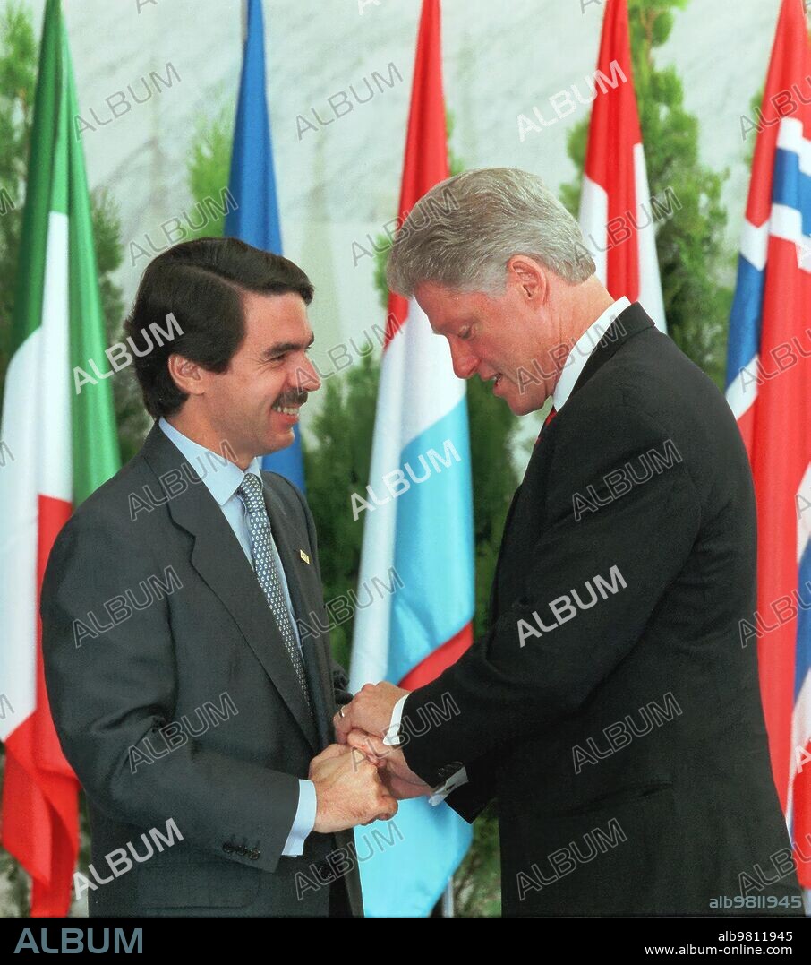 July 7, 1997. José María Aznar and Bill Clinton greeting each other.