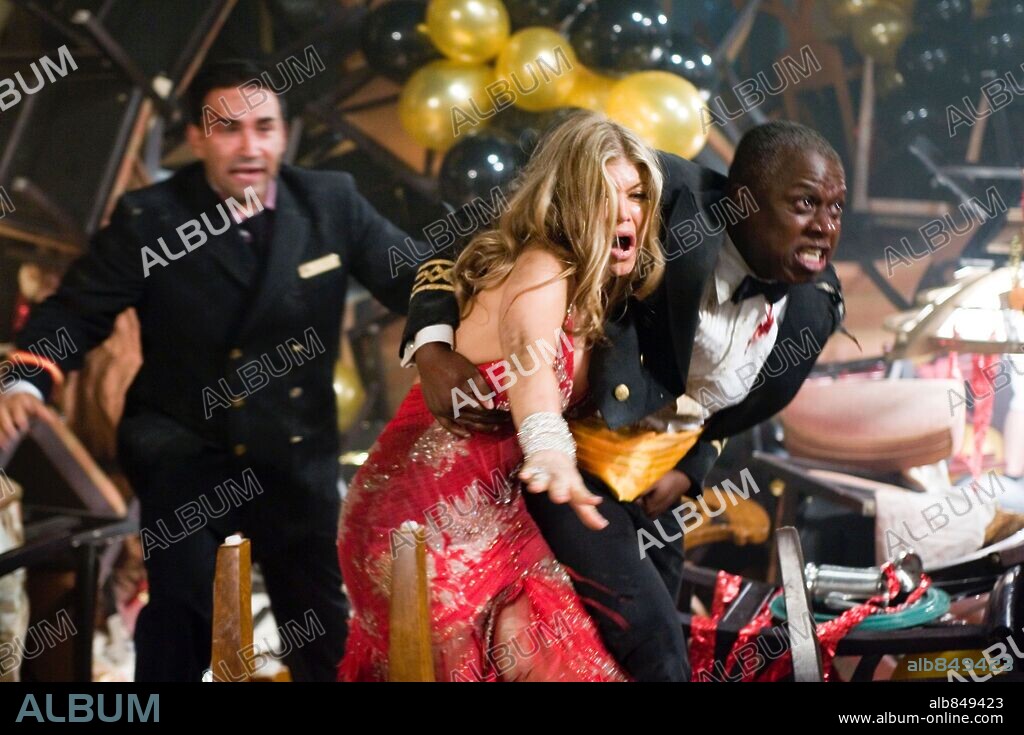 ANDRE BRAUGHER y FERGIE en POSEIDON, 2006, dirigida por WOLFGANG PETERSEN. Copyright WARNER BROS. / BARIUS, CLAUDETTE.