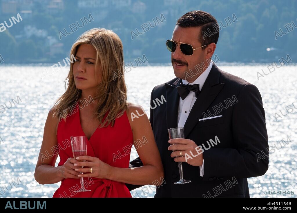 ADAM SANDLER y JENNIFER ANISTON en CRIMINALES EN EL MAR, 2019 (MURDER MYSTERY), dirigida por KYLE NEWACHECK. Copyright VINSON FILMS/ENDGAME ENTERTAINMENT.