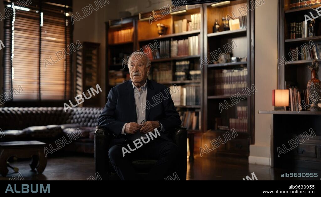 VICENTE DEL BOSQUE en SUPERGARCÍA, 2023, dirigida por ALBERTO ORTEGA y CHARLIE ARNAIZ. Copyright Movistar Plus+.