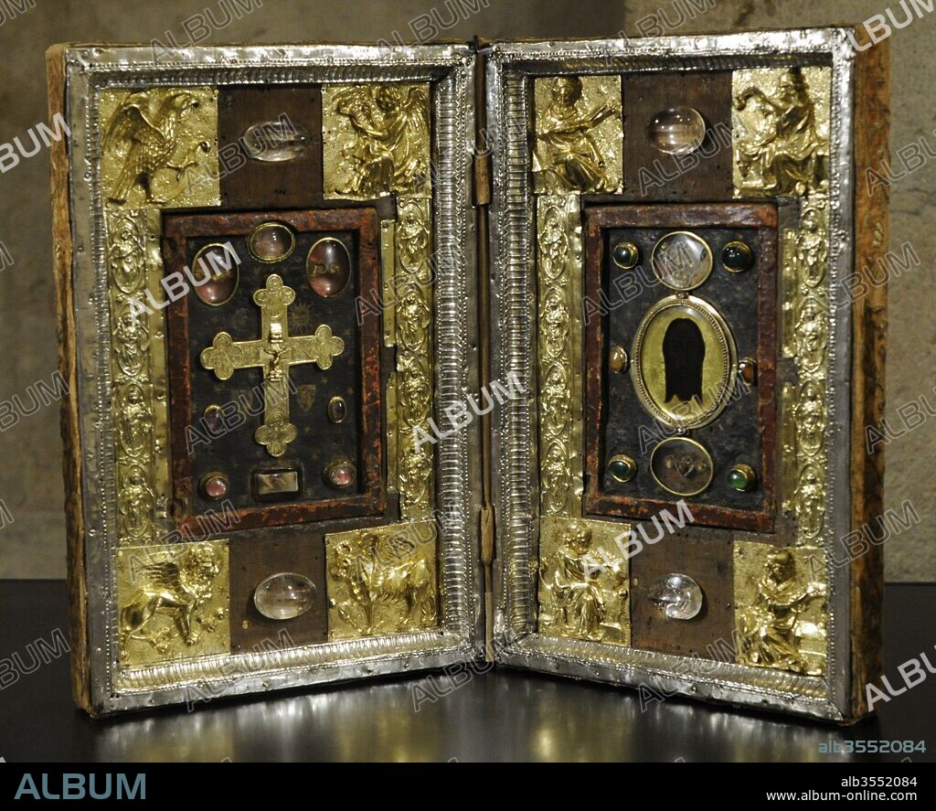 Reliquary Diptych. 14th century with later modifications. France. Reliefes: silver, repousse and gilded. Varieties of wood, painting, klosterarbeit, rock crystal, glass, reverse glass painting, decoratives stones. Museum Schnu_tgen. Cologne, Germany.