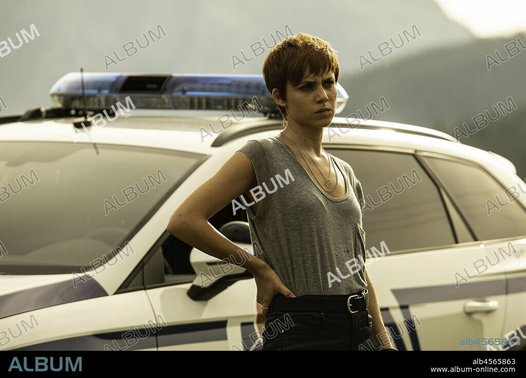 AURA GARRIDO in EL SILENCIO DE LA CIUDAD BLANCA, 2019, directed by DANIEL CALPARSORO. Copyright Atresmedia Cine / Rodar y Rodar.