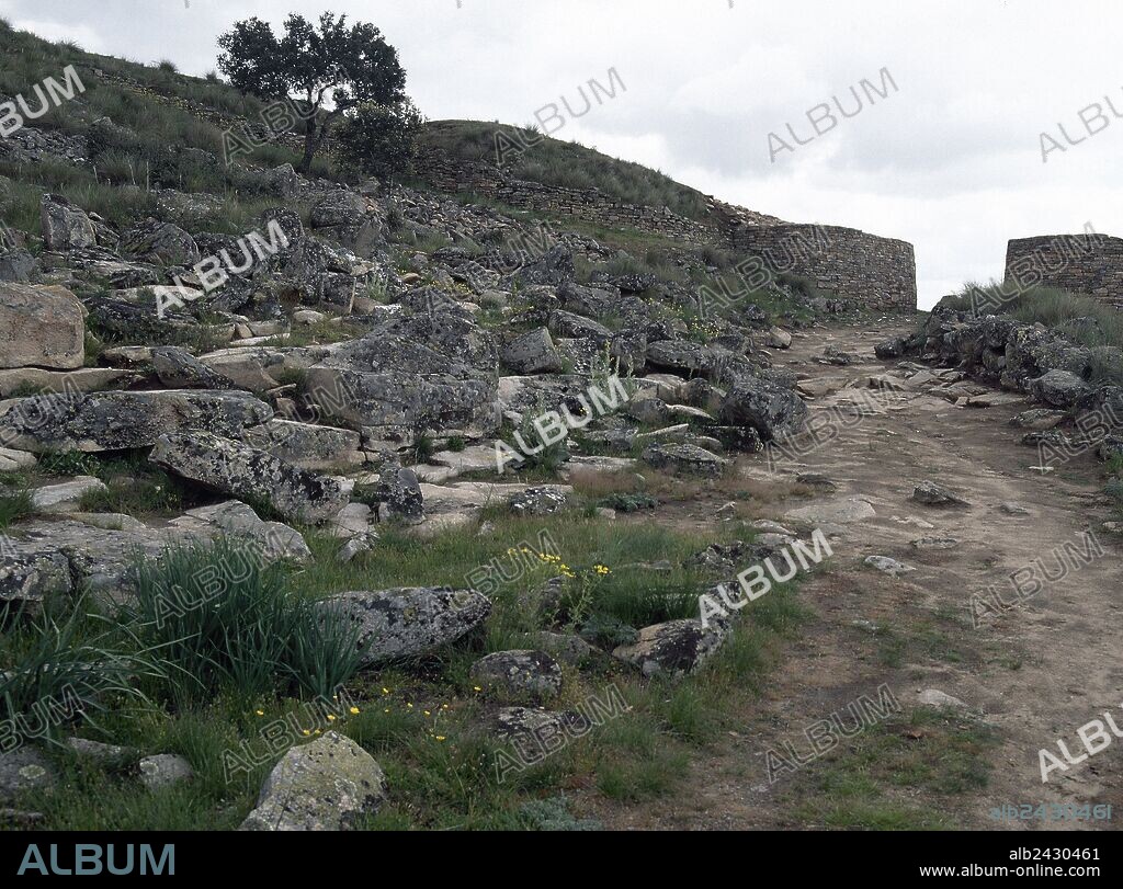 EPOCA CELTA. CULTURA DE LOS CASTROS. ESPAÑA. Desarrollada durante la última fase de la Edad del Bronce y la Edad del Hierro (1200-500 a. C.) en la Meseta y el Oeste peninsular. Son poblados de piedra con edificios curvos de muros levantados con lajas de pizarra y con barro. Vista del CASTRO DE LAS COGOTAS (700-220 a. C.). Alrededores de Cardeñosa. Provincia de Avila. Castilla-León.