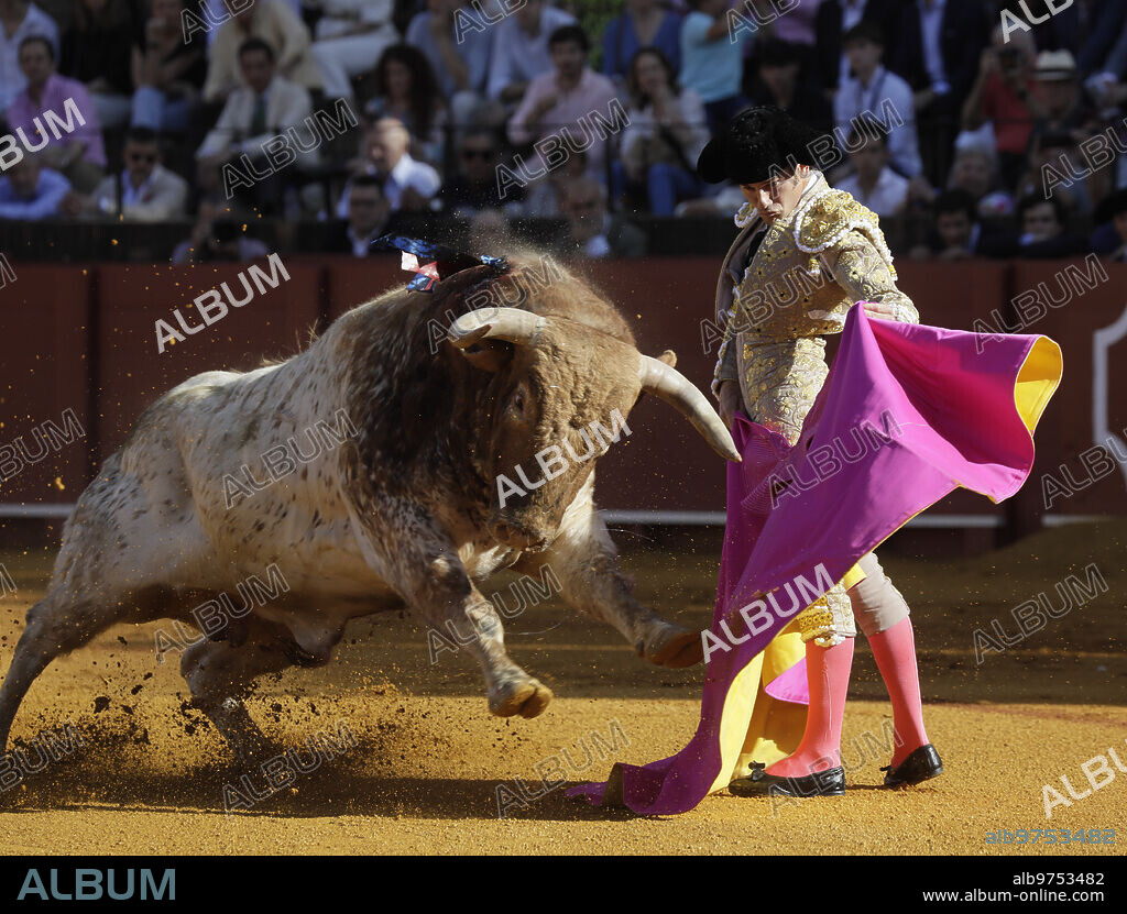 Seville, 04/19/2023. Bullfight, 3rd Season Ticket. Six Bulls of Santiago Domecq. Bullfighter, José Garrido. Photo: Raúl Doblado. Archsev.