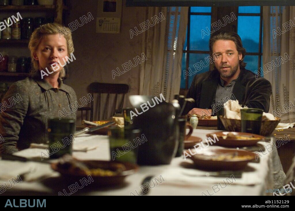 GRETCHEN MOL and RUSSELL CROWE in 3: 10 TO YUMA, 2007, directed by JAMES MANGOLD. Copyright RELATIVITY MEDIA/ TREE LINE FILMS.