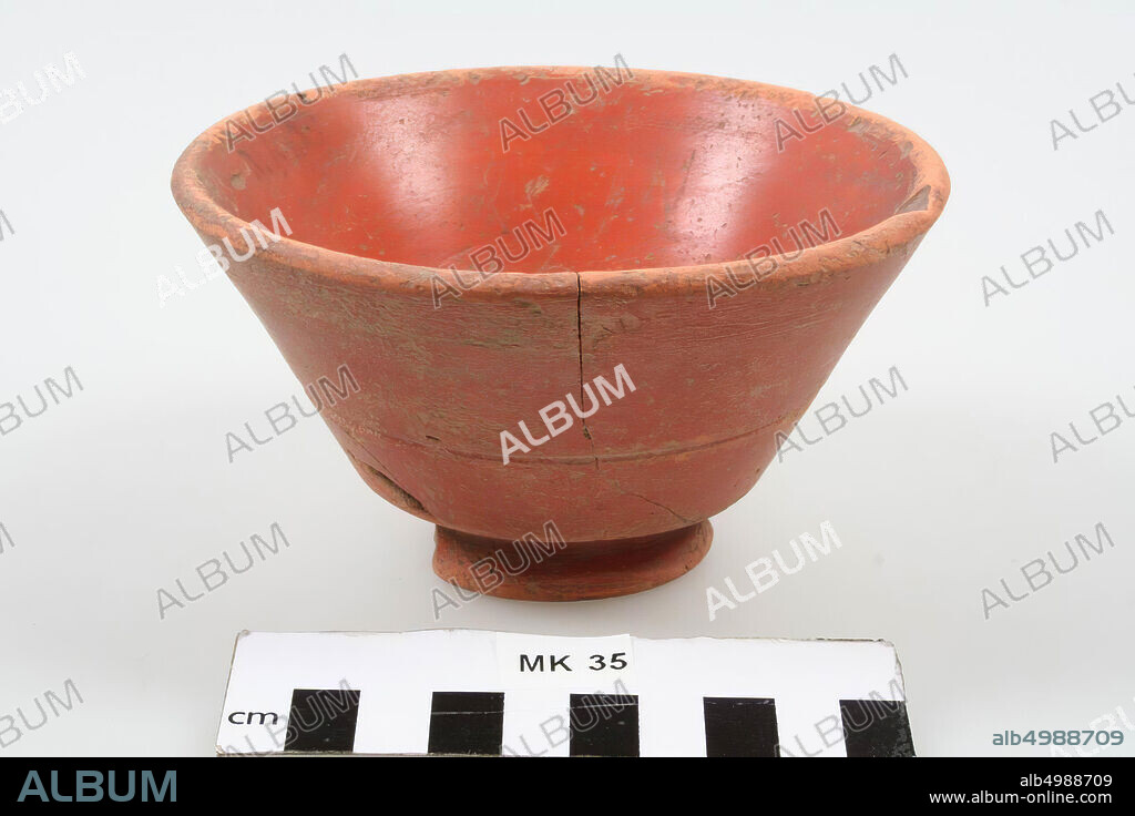 Terra sigillata bowl in truncated conical graffito VXV. With a vertical crack from the edge to the bottom and surface damage., Bowl, earthenware, terra sigillata, h: 7 cm, diam: 12.4 cm, roman, Netherlands, Limburg, Roerdalen, Melick.