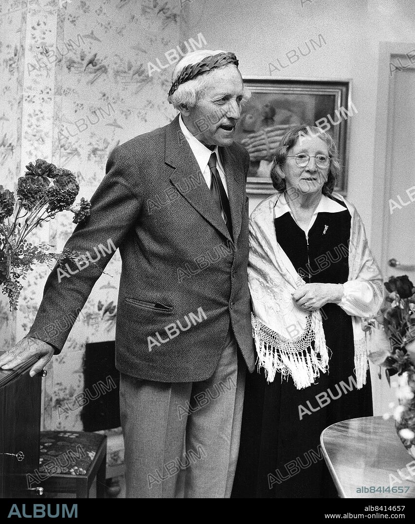 LIDINGÖ 1955-06-23. Skulptören Carl Milles fyller 80 år och uppvaktas på Millesgården. Till höger konstnären och hustrun Olga Milles.. Foto: Roland Jansson / DN / TT / Kod: 29. **SvD OUT**.