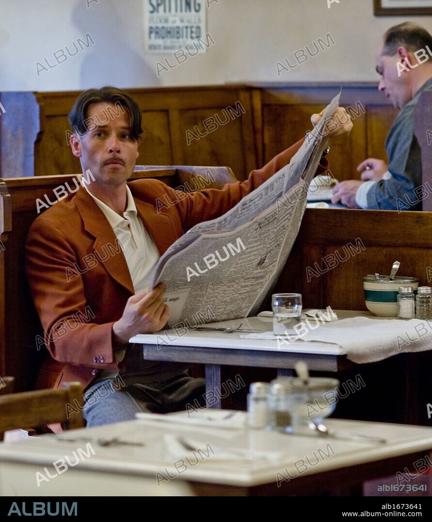 GUY PEARCE en MILDRED PIERCE, 2011, dirigida por TODD HAYNES. Copyright HBO / SCHWARTZ, ANDREW.
