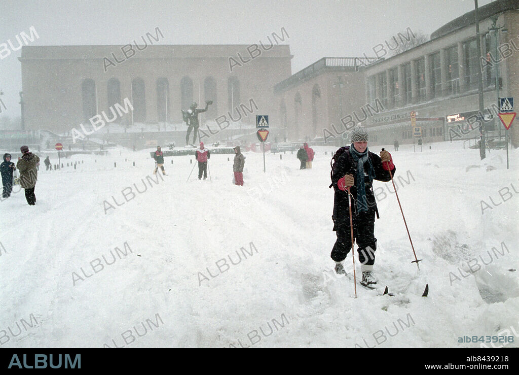 Göteborg - Snökaos i Västsverige 1995-11-17 skidåkare på Avenyn. Foto: Kamerareportage *** Local Caption *** . KAMERAREPORTAGE.