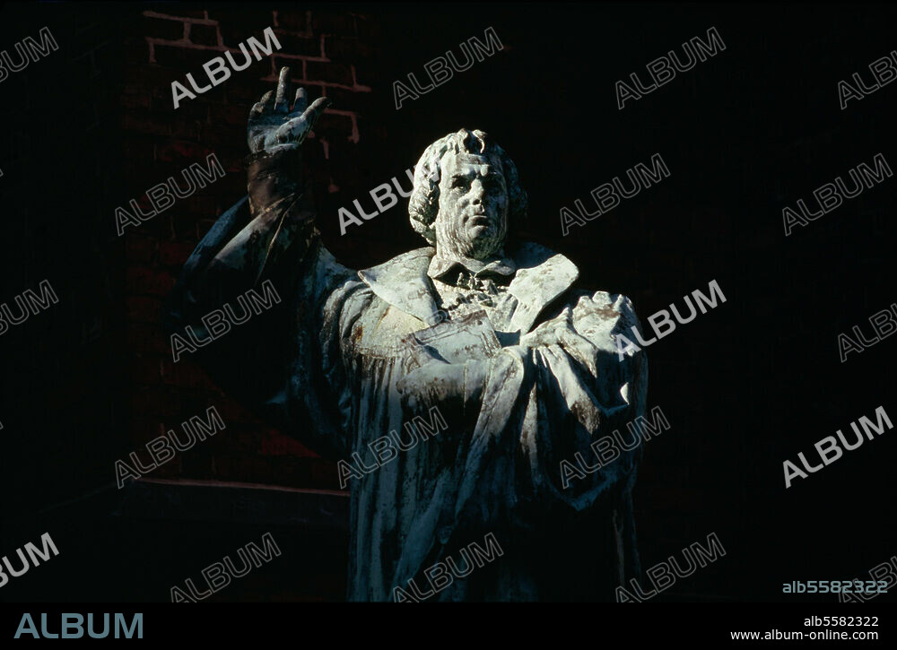 zu: Luther, Martin Reformator; 1483-1546. Hannover (Niedersachsen), Lutherdenkmal vor der Marktkirche (Skulptur, 1901, nach Modell von Carl Dopmeyer, 1824-1899). Teilansicht. Foto, undat.
