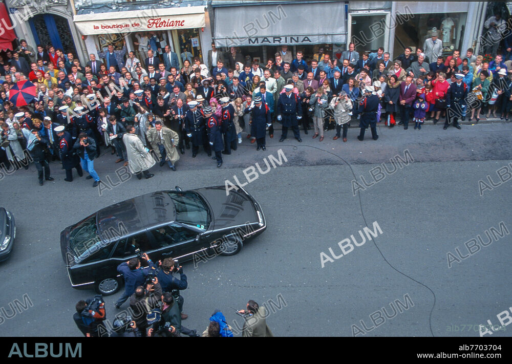 Chirac, Jacques; franz. Politiker, Staatspräsident 1995 bis 2007; Paris 29.11.1932 - Paris 26.09.2019. Limousine mit Jacques Chirac auf dem Weg zum Élysée-Palast in Paris anlässlich der Amtseinführung. Foto, 17.05.1995.