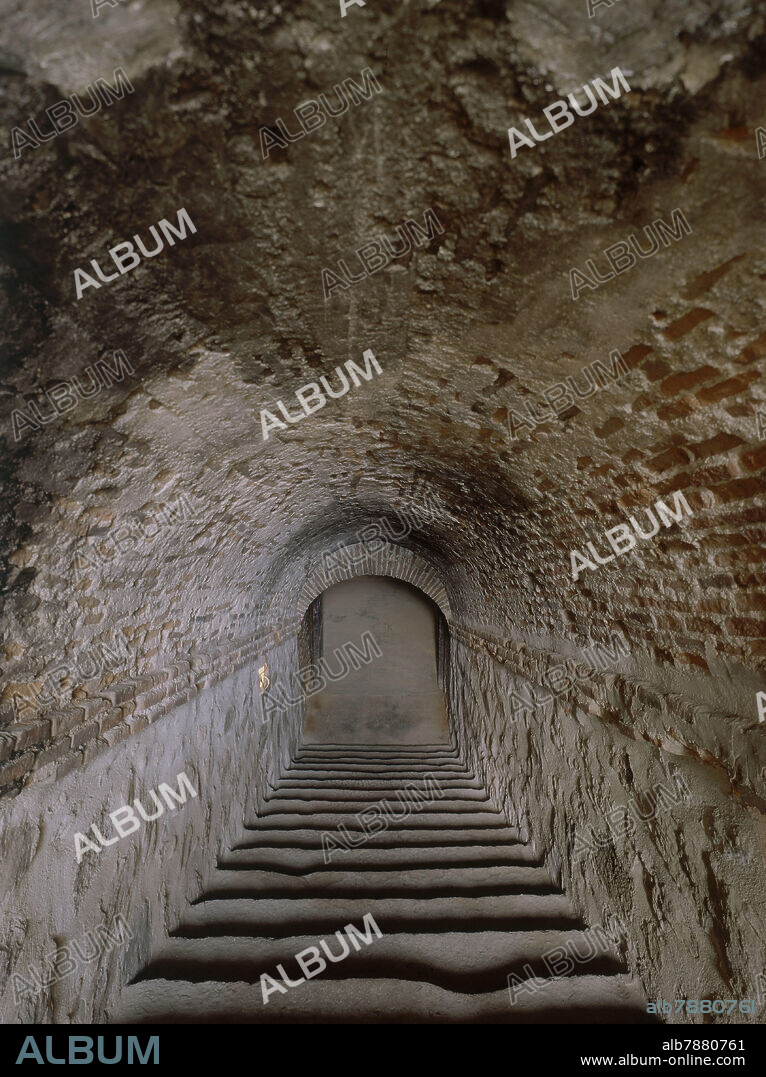 ESCALERA DE ACCESO A LA BODEGA CUBIERTA CON BOVEDA DE CAÑON.