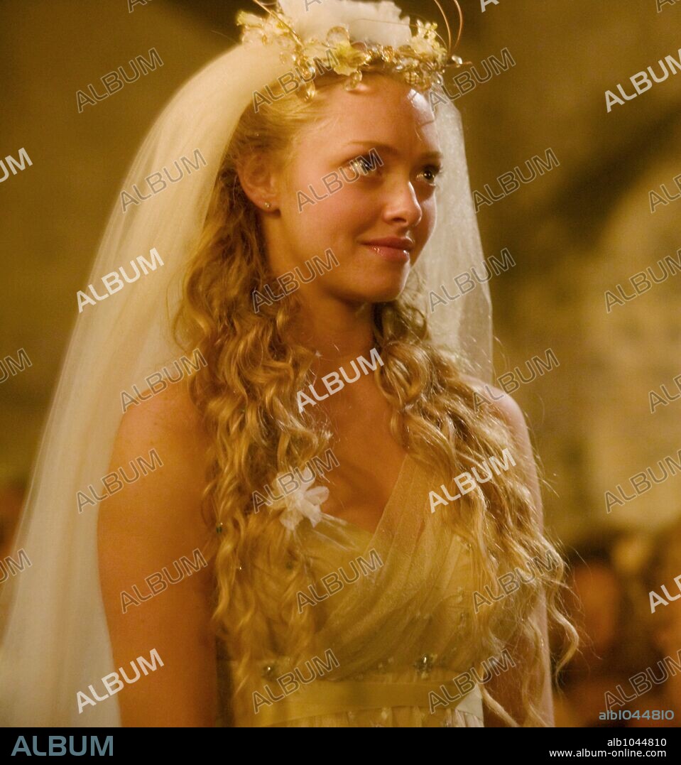 AMANDA SEYFRIED in MAMMA MIA!, 2008, directed by PHYLLIDA LLOYD. Copyright LITTLESTAR PRODUCTIONS/PLAYTONE / MOUNTAIN, PETER.
