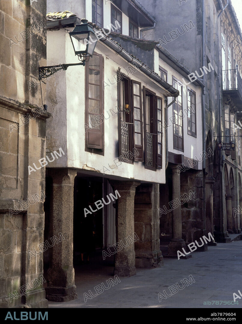 CALLE CON SOPORTALES - FOTO AÑOS 70.