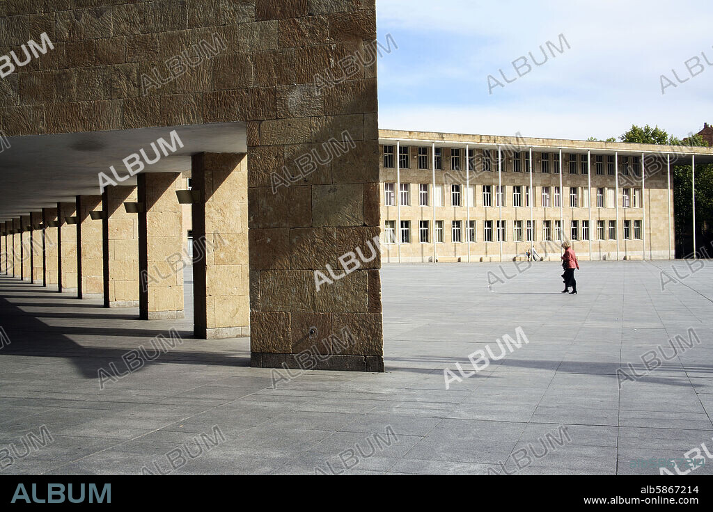 Logroño; Ayuntamiento y Plaza (arquitecto: Rafael Moneo).
