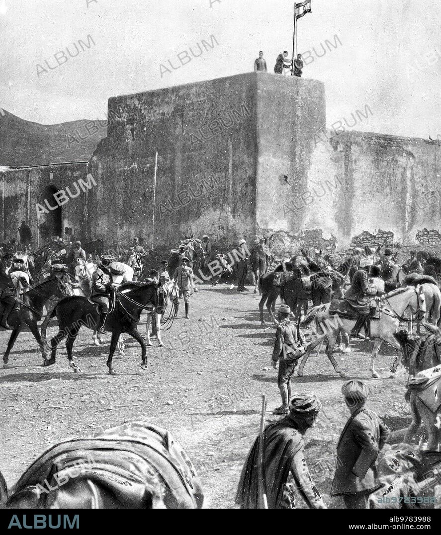 1919. Marruecos. La ocupación del Fondak. Llegada del General Fernández Silvestre (x) al Fondak, sobre cuyos muros ondea la bandera española.