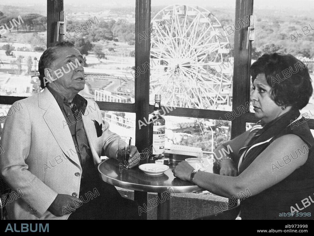 FLORINDA CHICO y PACO MARTINEZ SORIA en EL PADRE DE LA CRIATURA, 1972, dirigida por PEDRO LAZAGA. Copyright ESTUDIOS CINEMATOGRAFICOS ROMA.