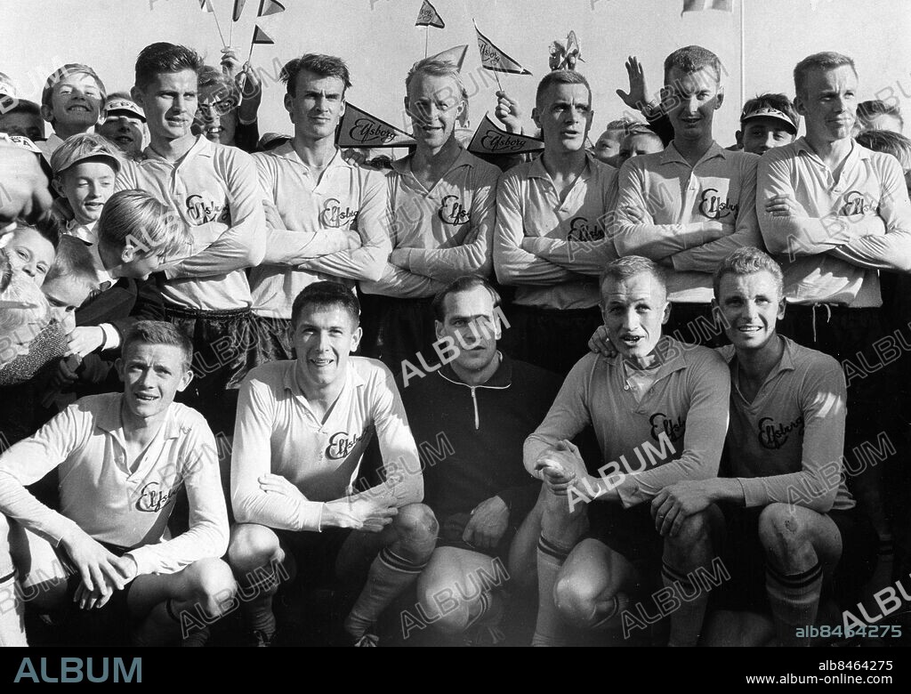 BORÅS 196109. Elfsborg, allsvenska mästare 1961. För första gången vinner en allsvensk nykomling SM-guld.. Stående fr.v. Jens Söderberg, Wigar Bartholdsson, Toivo Lundell, Henry Larsson, Leif Pettersson och Lars Råberg. Knästående: Roland Sandström, Boris Målberg, Ingemar Haraldsson, Leif Olsson och Bengt Lindroth. Foto: NTB Kod: 190 COPYRIGHT SCANPIX.