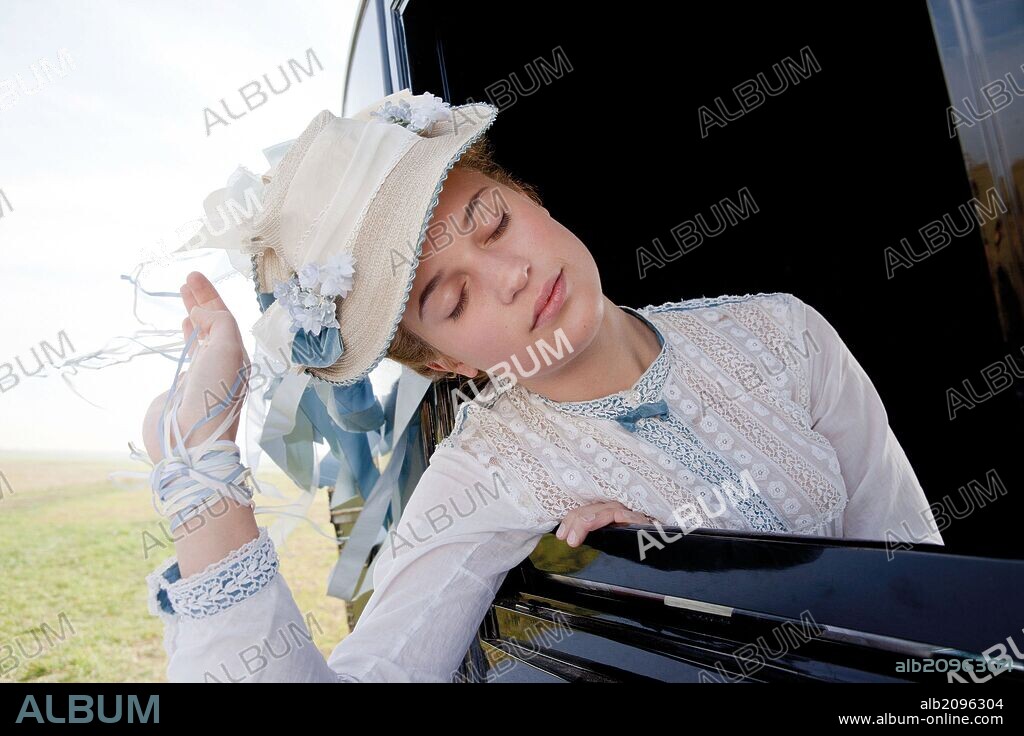 ALICIA VIKANDER in ANNA KARENINA, 2012, unter der Regie von JOE WRIGHT. Copyright STUDIO CANAL/WORKING TITLE FILMS.