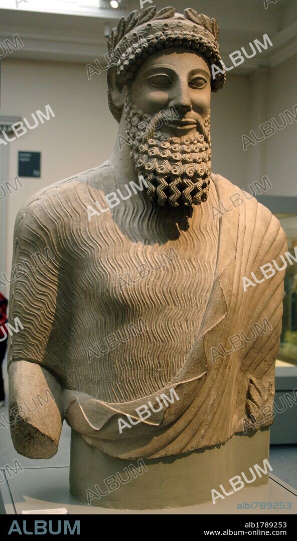 ARTE GRIEGO. CHIPRE. S. VI-V a. C. Estatua colosal de piedra caliza de un HOMBRE CON BARBA Y CORONA DE LAUREL. Viste al estilo griego pero su peinado y barba son claramente chipriotas. Su tamaño sugiere que quizá fuera un sacerdote de Apolo o un prominente Devoto. Esculpida en Chipre entre 500-480 a. C. Procede del Santuario de Apolo en Idalion. Museo Británico. Londres. Inglaterra. Reino Unido.