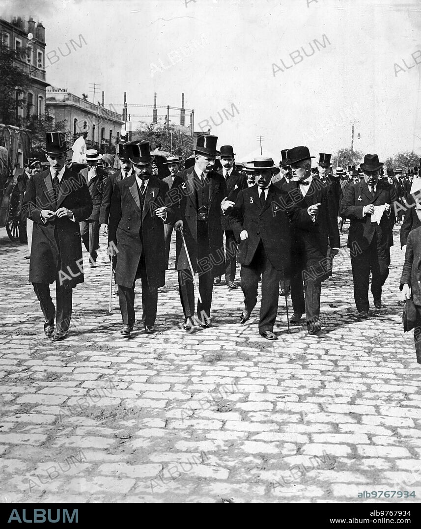 9 septiembre 1911. Entierro de don Cayetano Luca de tena la presidencia del duelo en la cual Figuraban el alcalde de Sevilla (1), el gobernador Civil (2), don Torcuato Luca de Tena (3), don Nicolás Luca de Tena (4) y Otras Distinguidas Personas al Organizarse la comitiva en Sevilla.