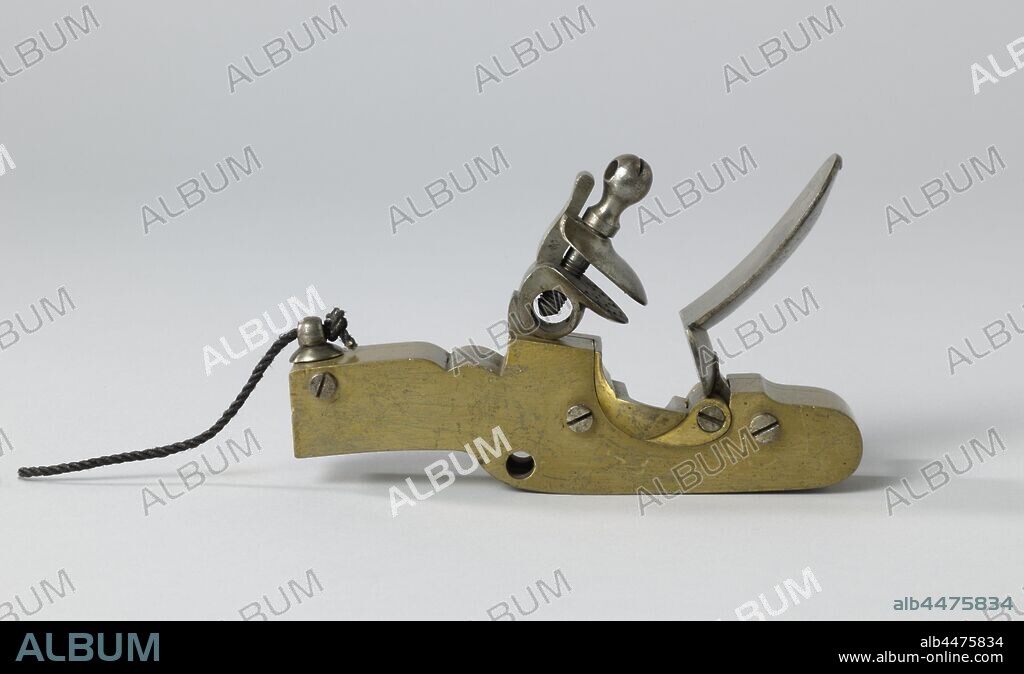 Gunlock (Flintlock), Right cannon lock (flint lock) with brass body and iron lock mechanism, cock and pan lid. For mounting on the cannon, the lock has a pin in the front and a hole for a bolt in the middle. The tractor has a pull-off rope., anonymous, Netherlands, 1830, brass (alloy), iron (metal), rope, h 9.2 cm × w 15.8 cm × d 4.5 cm.