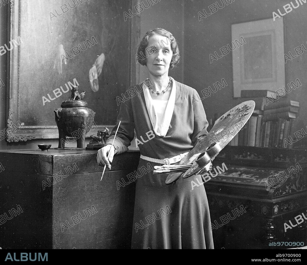 Miss Margaret Lindsay - Williams , the Welsh Lady Artist , who is seen at work on her painting of the King and Queen leaving after the re - opening of St Paul's Cathedral . The Painting is being presented to the Cathedral by Lord Riddell . 30 November 1932.