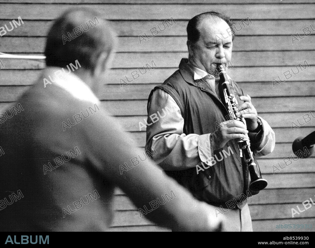 Stockholm 1984-07-03. Svend Asmussen (tv), dansk kompositör, kapellmästare och jazzmusiker, gästar Arne Domnérus (th) på Sollidenscenen på Skansen. Foto: Ragnhild Haarstad / SvD / TT / kod 12014.
