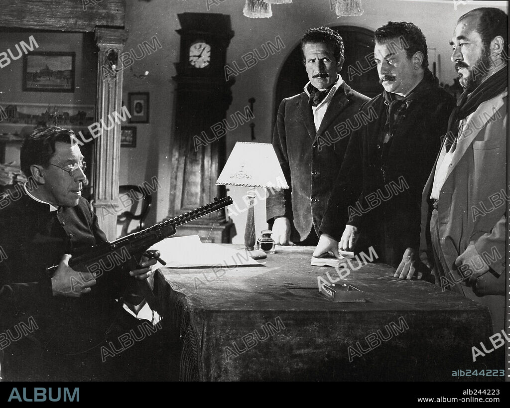 FERNANDEL y GINO CERVI en DON CAMILO, 1952 (DON CAMILLO), dirigida por JULIEN DUVIVIER. Copyright RIZZOLI - AMATO.
