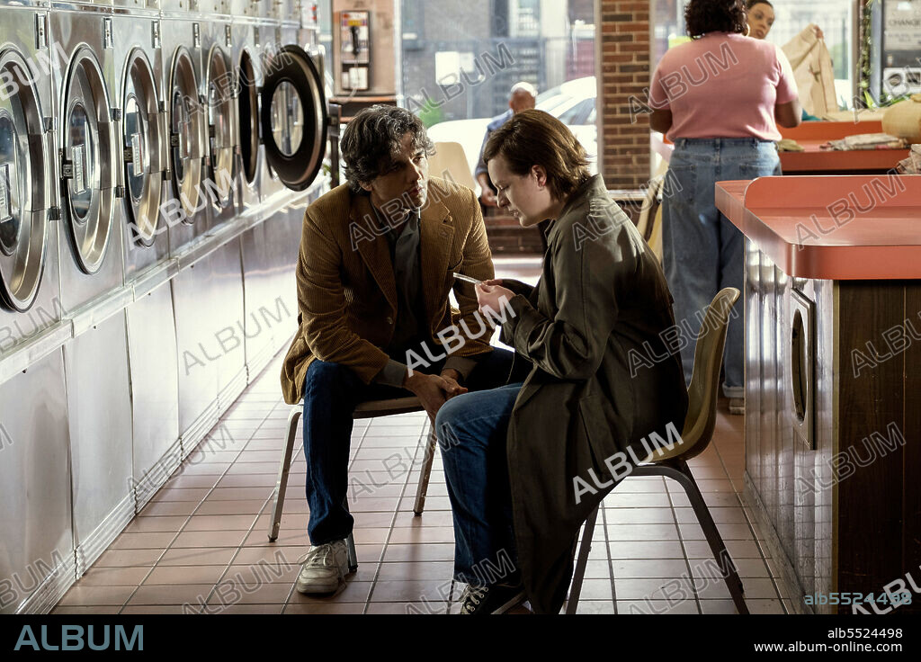 ELISABETH MOSS and WAGNER MOURA in SHINING GIRLS, 2022, directed by DAINA REID, ELISABETH MOSS and MICHELLE MACLAREN. Copyright Appian Way.