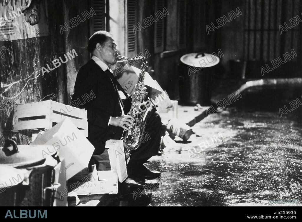 DEXTER GORDON in ROUND MIDNIGHT, 1986, directed by BERTRAND TAVERNIER. Copyright WARNER BROTHERS.
