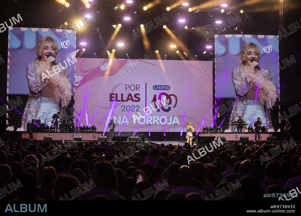 Madrid, 22/10/2022. Concierto solidario 'Cadena 100 por ellas' contra el cáncer de mama en el WiZink Center con la actuación de Ana Mena, Fangoria, Sofía Ellar, Marta Soto, Ainoa Buitrago, Abraham Mateo, Blas Cantó, Macaco, Maldita Nerea, Funambulista y Ana Torroja. Foto: Isabel Permuy. ARCHDC.