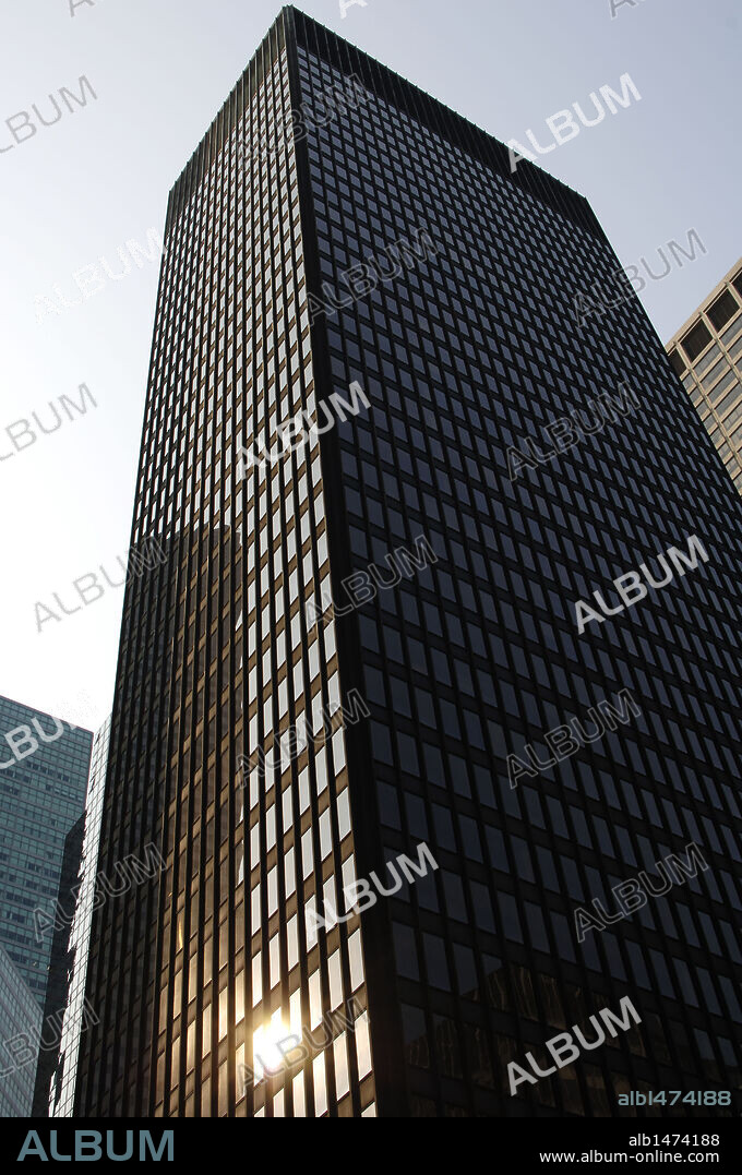 LUDWIG MIES VAN DER ROHE. USA. New York. Seagram Building. Midtwon Manhattan. Designed by Ludwing Mies Van der Rohe(1886-1969) and Philip Johnson (1906-2005).
